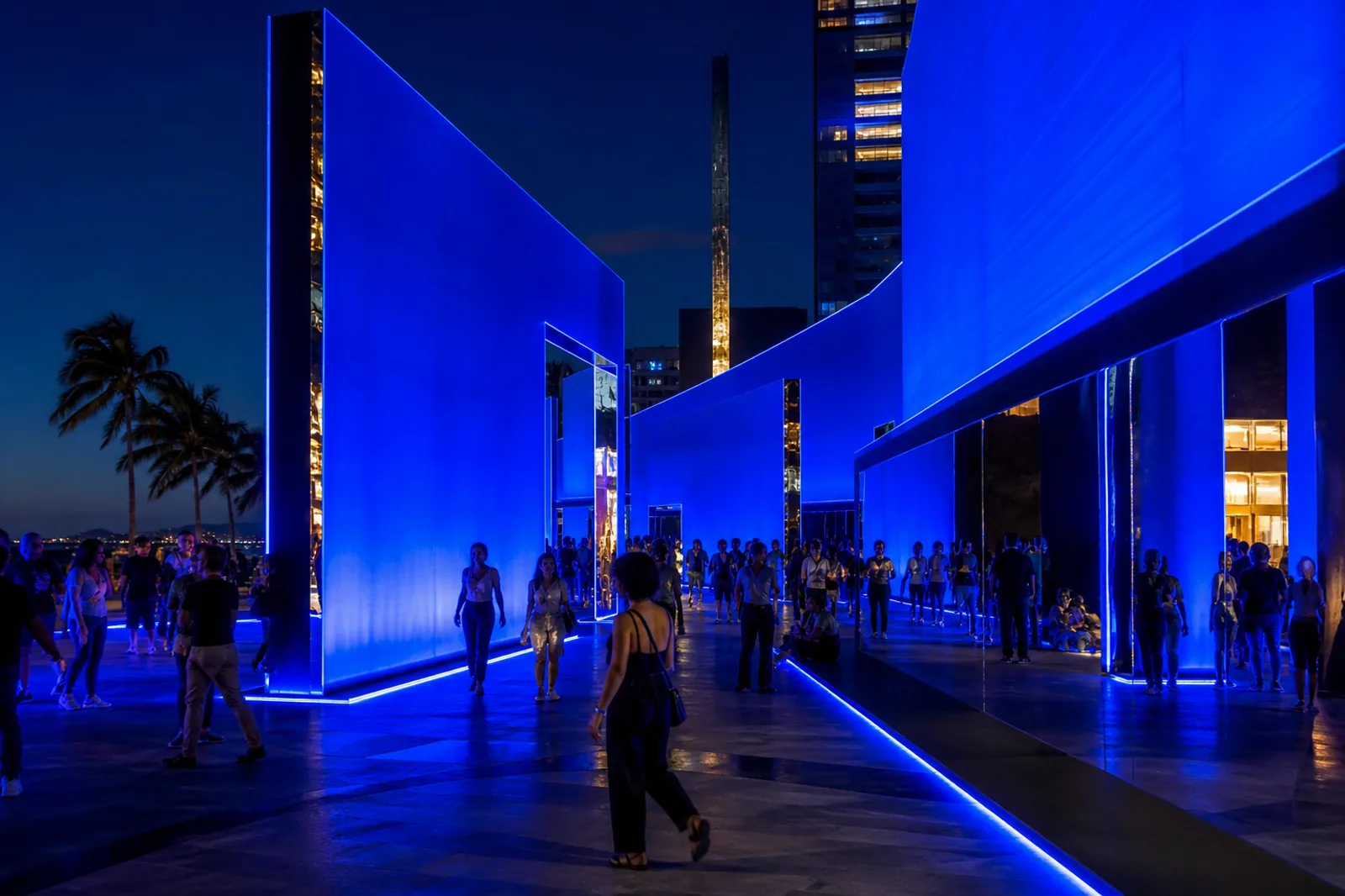 Instalação urbana imersiva iluminada em azul